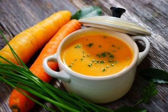 Soupe-purée de pommes de terre et de carottes au menu d'un régime économe pour la gastrite